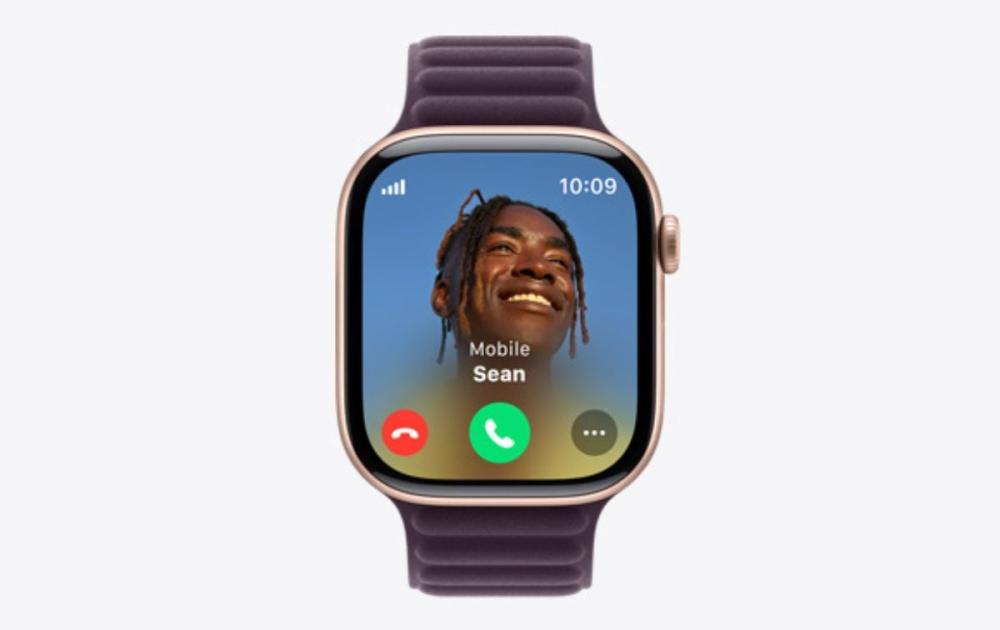 Rămâi conectat oriunde te-ai afla, chiar și fără iPhone, cu opțiunea de apeluri și mesaje direct de pe ceasul tău Apple Watch 10 42mm Cellular Titanium.