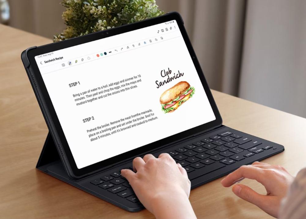 Samsung BookCover + Tastatura Nedetașabilă Galaxy Tab A9+ X210 / X216 îți oferă o experiență de tastare similară cu cea de pe un laptop.