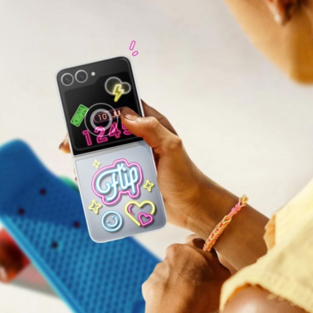 husa originala flipsuit samsung galaxy z flip6 este interactiva