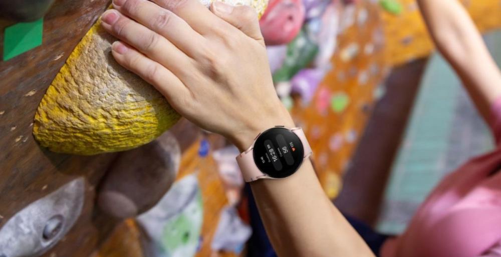Fabricat din cristal de safir, ceasul Samsung Galaxy Watch FE 40mm R861 este un ceas rezistent la zgârieturi și căderi.