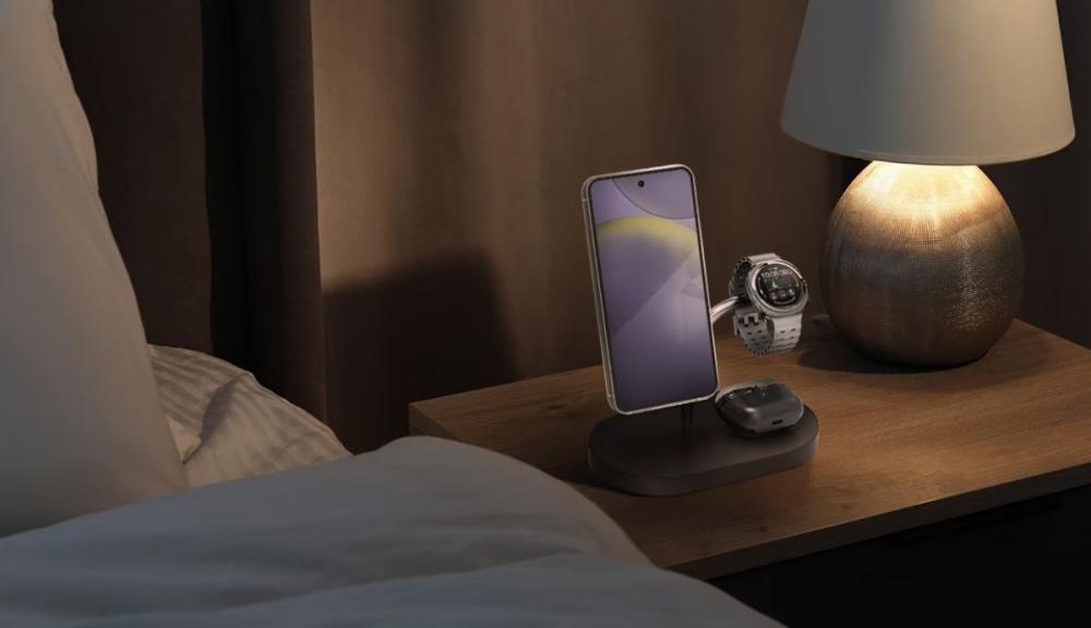 Samsung 3in1 Wireless Charge are un finisaj premium și design minimalist.