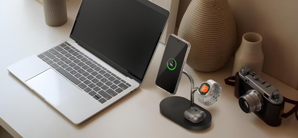 3in1 Wireless Charger încărcă simultan telefonul, ceasul și căștile.