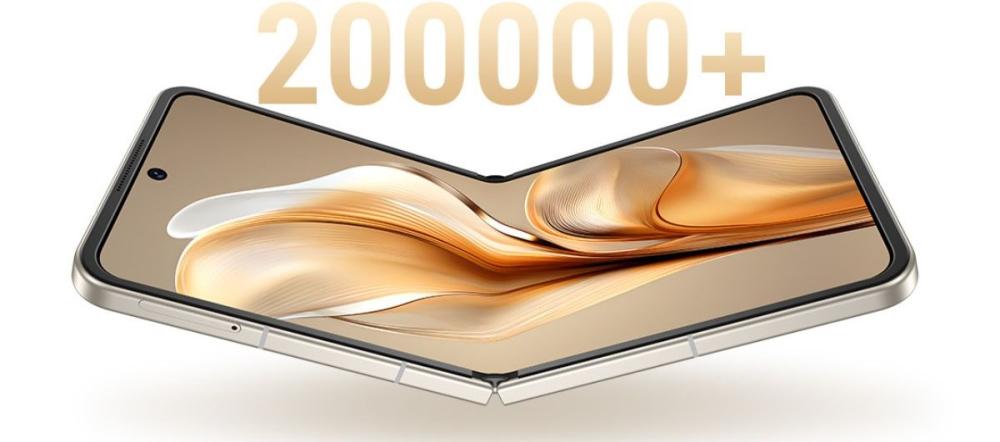 Telefonul ZTE nubia FLIP are o balama rezistentă, testată pentru peste 200.000 de plieri.