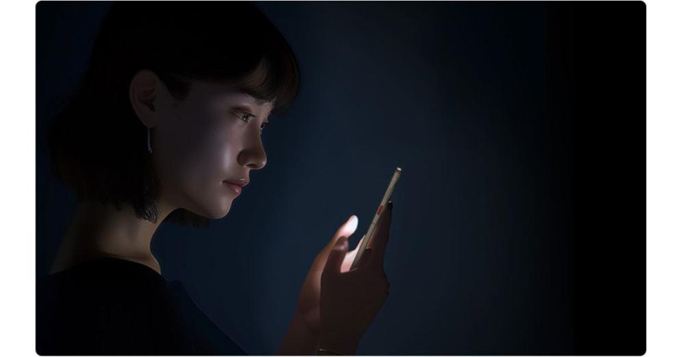 Telefonul ZTE nubia FLIP 5G dispune de funcții avansate de protecție oculară: PWM Dimming 2160Hz, Dark Mode, Night Light și Read Mode.