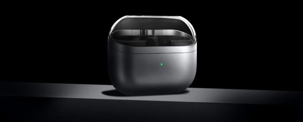 Materialul transparent și formele rotunjite ale Carcasei de Încărcare Samsung Galaxy Buds3 Pro R630, oferă un look elegant.