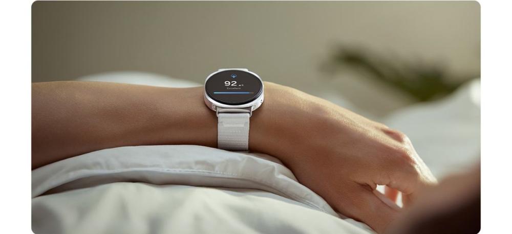 Cureaua textila Galaxy Watch8 / Watch8 Classic care nu incomodează, datorită materialului respirabil și greutății reduse.