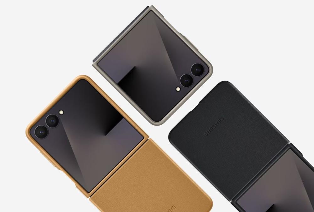 Husa Kindsuit Samsung Galaxy Z Flip7 este disponibilă în nuanțe atent alese precum Camel, Black și Taupe.