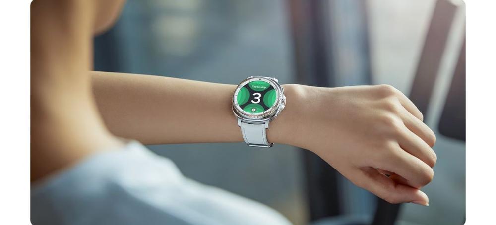Cureaua Hybrid Samsung Galaxy Watch8 este potrivită pentru orice ținută, de la elegant la sport.
