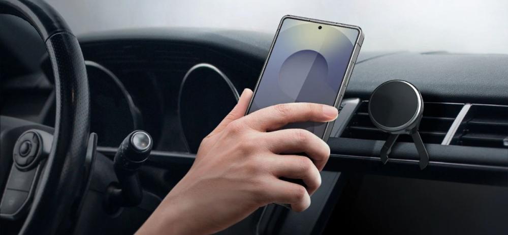 Încărcătorul Auto Wireless Samsung Qi2 se integrează armonios în interiorul autoturismului și rezistă zgârieturilor zilnice.