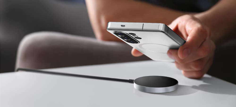Designul încărcătorului Wireless Samsung Single Universal Qi2 este gândit astfel încât să nu interfereze cu camera dispozitivului.