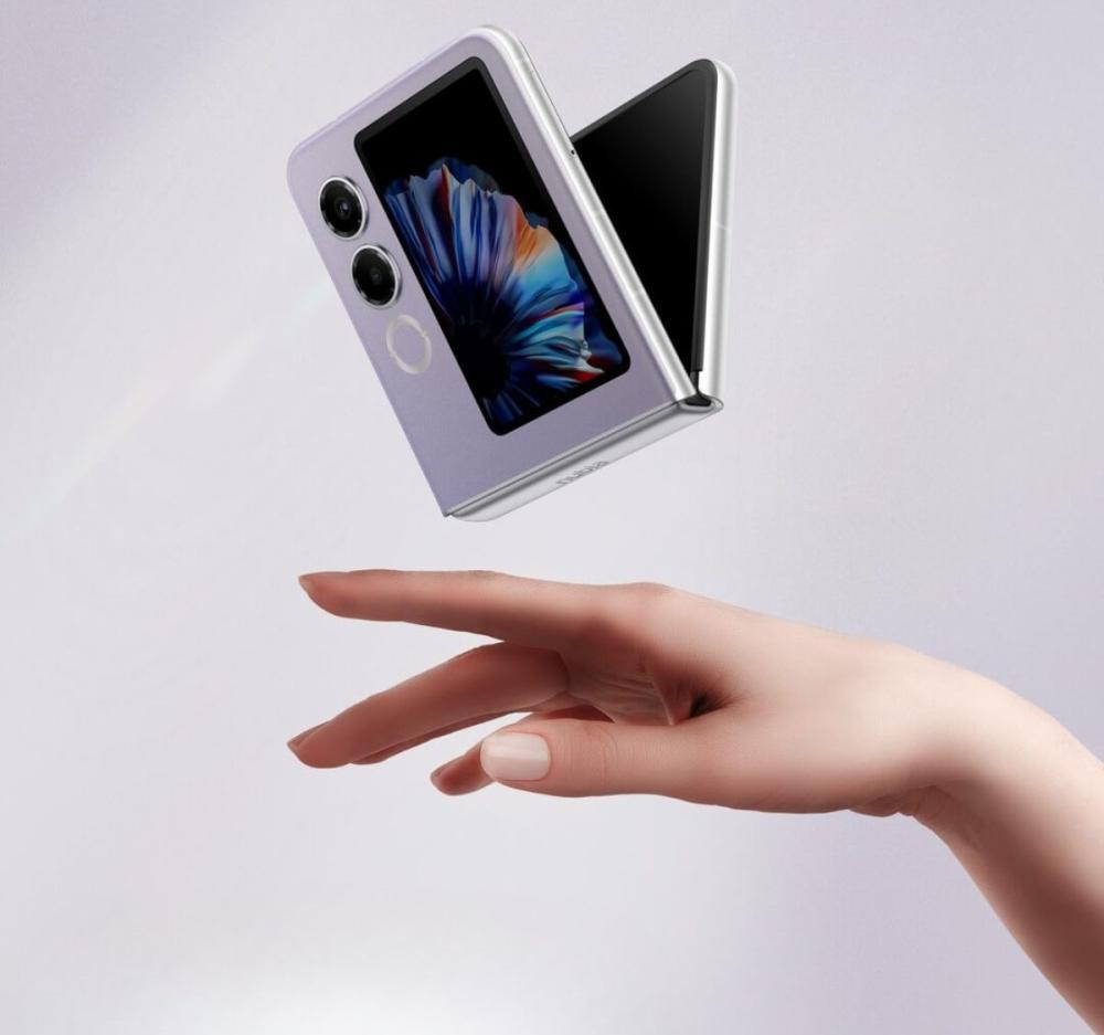 ZTE nubia FLIP 2 5G este usor, subtire si confortabil.