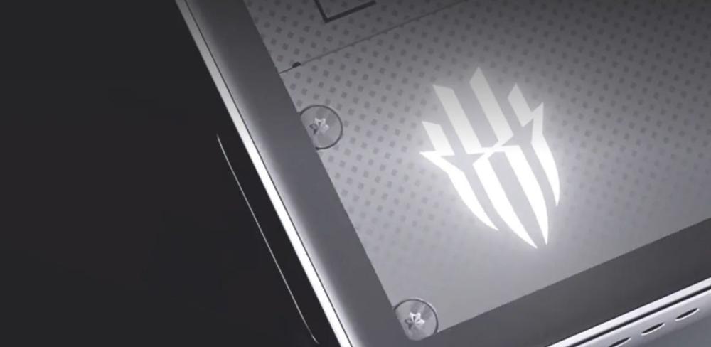 Telefonului ZTE nubia RedMagic 10 Pro are un design plat, fără protuberanțe ale camerei și având emblematicul logo „X” pe spatele.