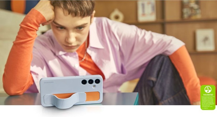 husa standing grip samsung galaxy s24 are o curea pe spate care se transforma in suport