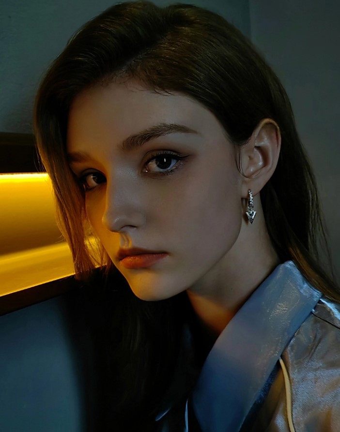 portret in lumina scazuta cu camera principala huawei nova 10 pro