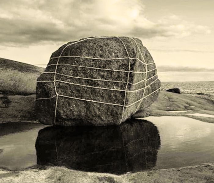 liniste profunda inspirata de un bolovan oglindit in apa